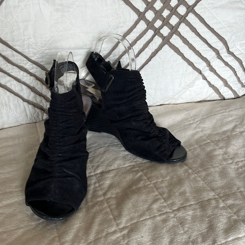 Simply Vera by Vera Wang Ruched Heeled Suede Like Sandal Size 9